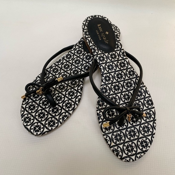 Kate Spade Sandals Womens 10 Black/White Print Leather Bow Flip Flop Flats Charm - Picture 1 of 11